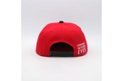 China Flat Visor Red Cotton Snapback Cap With Embroidered Logo supplier