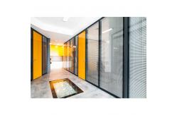 China Office Aluminum Glass Partition Wall Framed Glass Office Partition with Shutter supplier