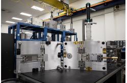 China Polished Plastics Injection Mold With LKM Local Standard & PANTONE877 U supplier