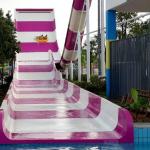 China 6-10mm Thickness Boomerang Slide For Water Park Produced Using Spray Up Method manufacturer
